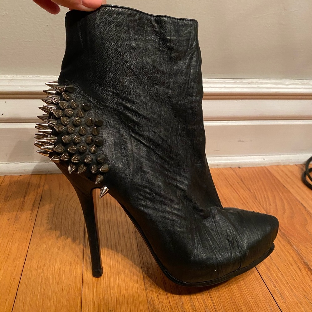 Givanno spike heel